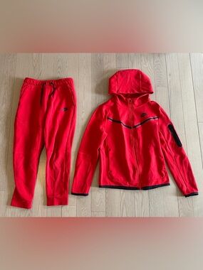 β₯οΈ Boys Nike Tech Outfit Red Hooded Zip Jacket and Matching Joggers